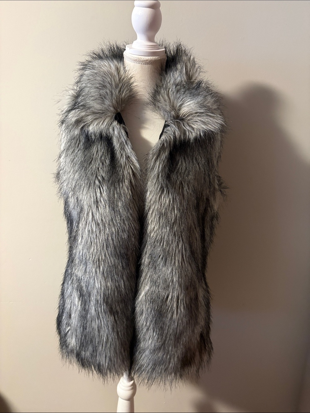 White House Black Market Sleeveless Faux Fur Mobwife Vest in Black/Gray. Sz S/M